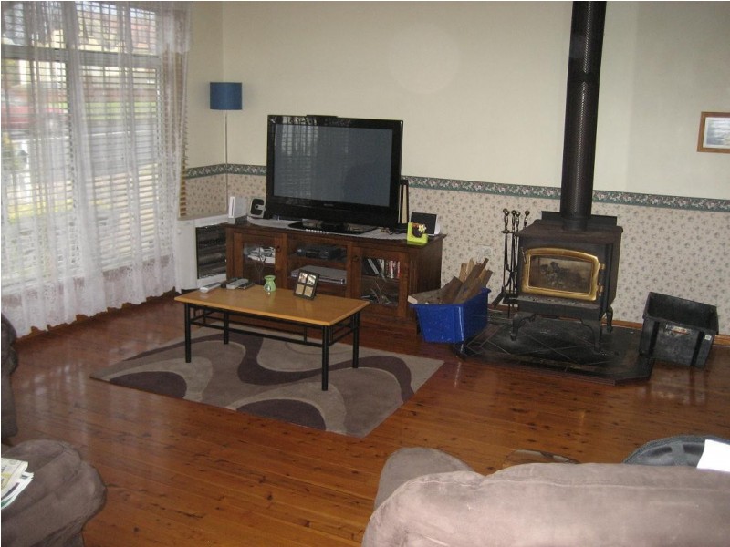 243 Flagstaff Road, Lake Heights NSW 2502