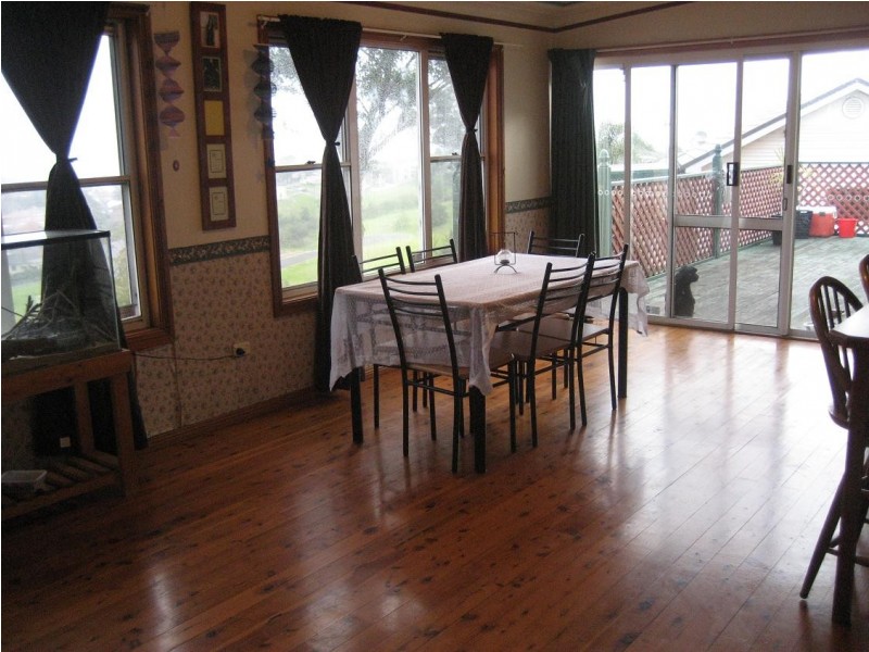243 Flagstaff Road, Lake Heights NSW 2502