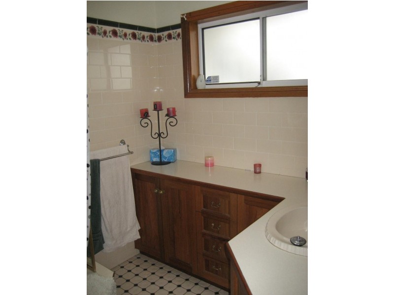 243 Flagstaff Road, Lake Heights NSW 2502
