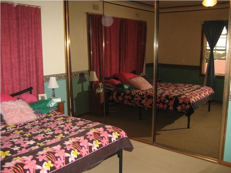 243 Flagstaff Road, Lake Heights NSW 2502