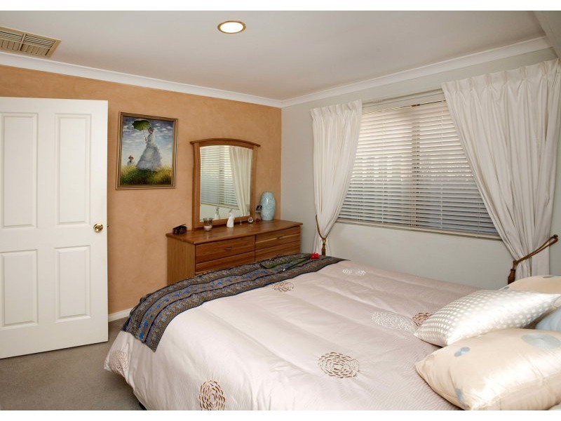 5 Lynton Street, Doubleview WA 6018