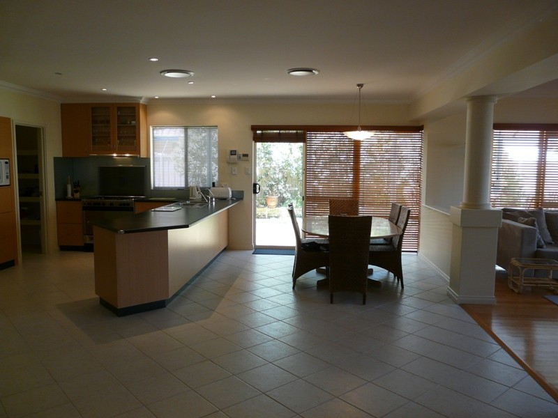 7 Lamont Court, Meadow Springs WA 6210