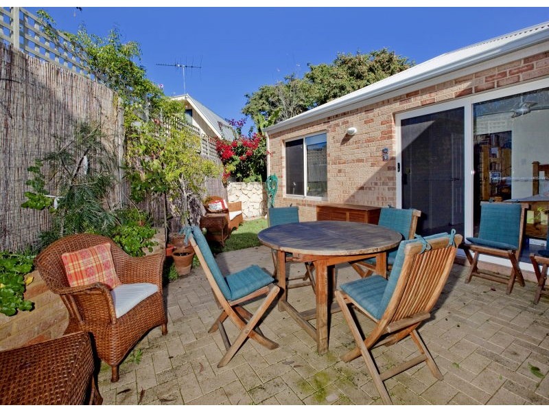 18 Yalgoo Ave, White Gum Valley WA 6162