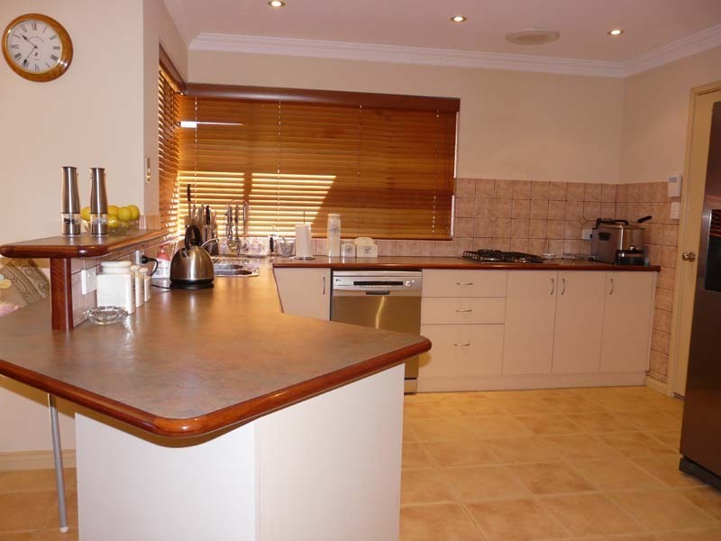 8 Rise Court, Mount Richon WA 6112