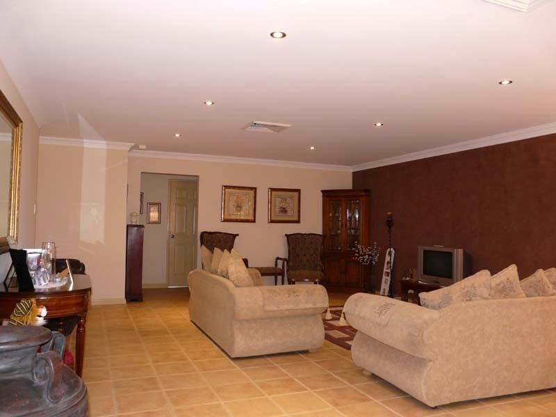 8 Rise Court, Mount Richon WA 6112