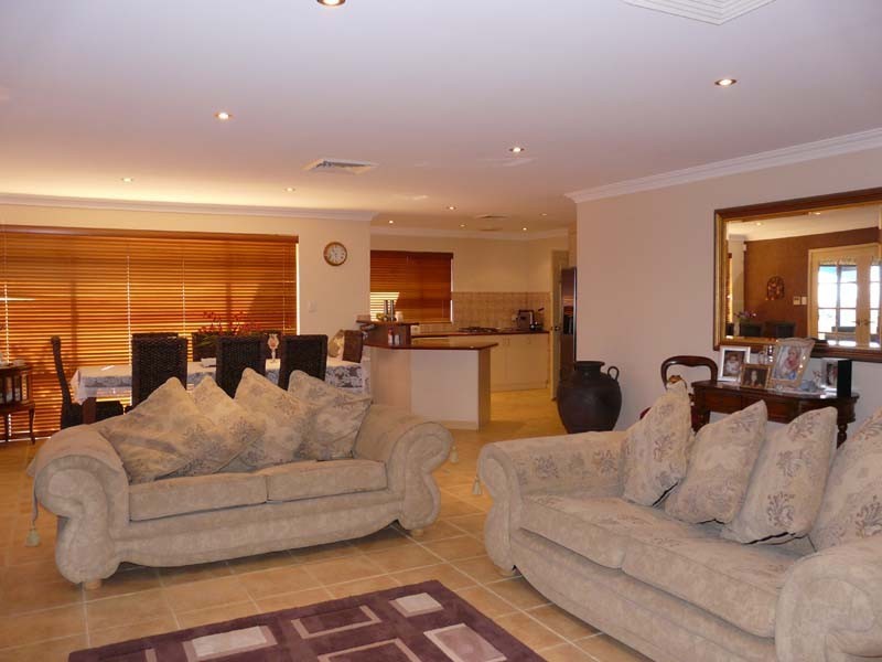 8 Rise Court, Mount Richon WA 6112