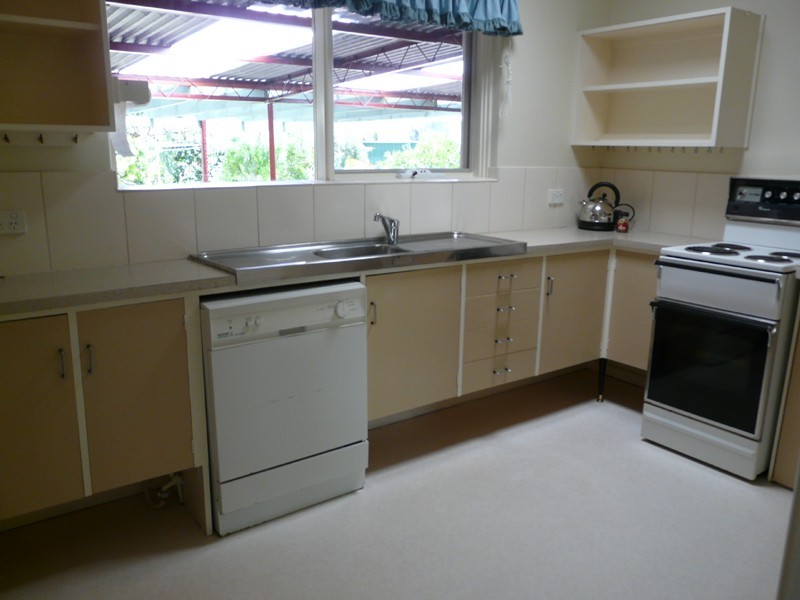 7 Kenmare Ave, Thornlie WA 6108