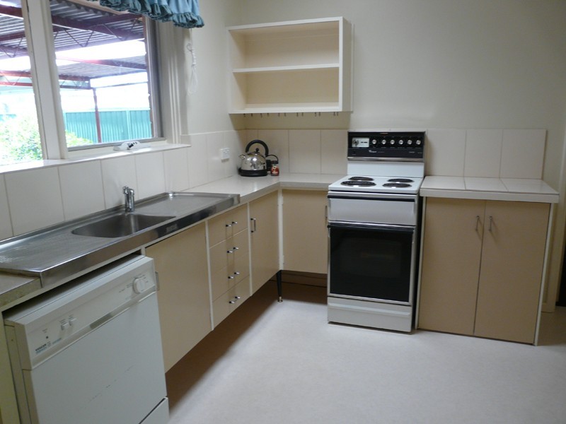 7 Kenmare Ave, Thornlie WA 6108