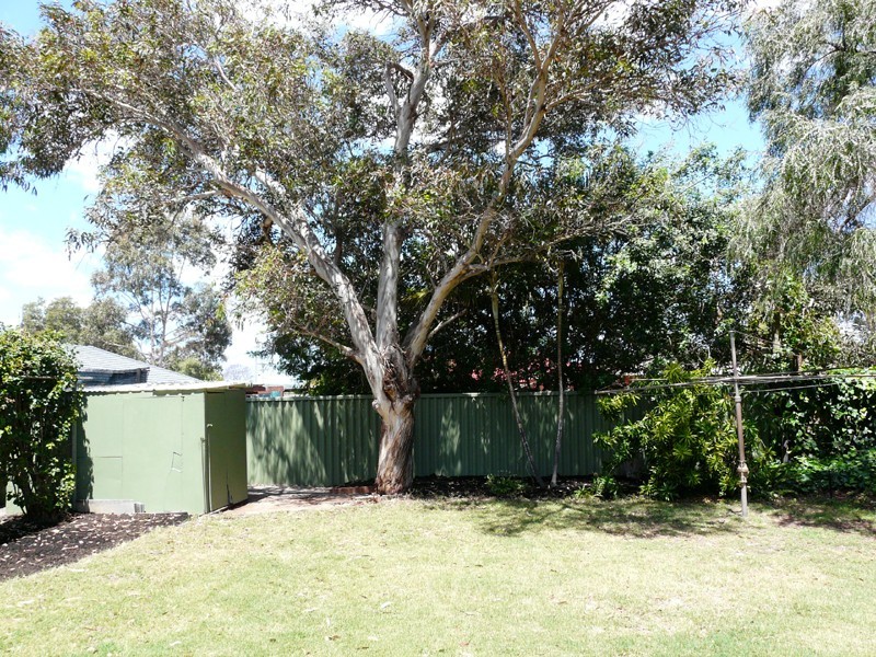 7 Kenmare Ave, Thornlie WA 6108