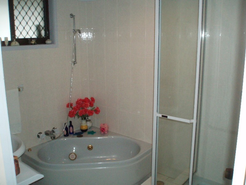 304 Bayview Street, Hollywell QLD 4216