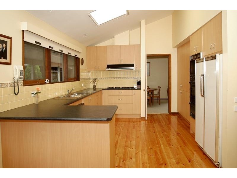 15 Suzanne Court, Briar Hill VIC 3088