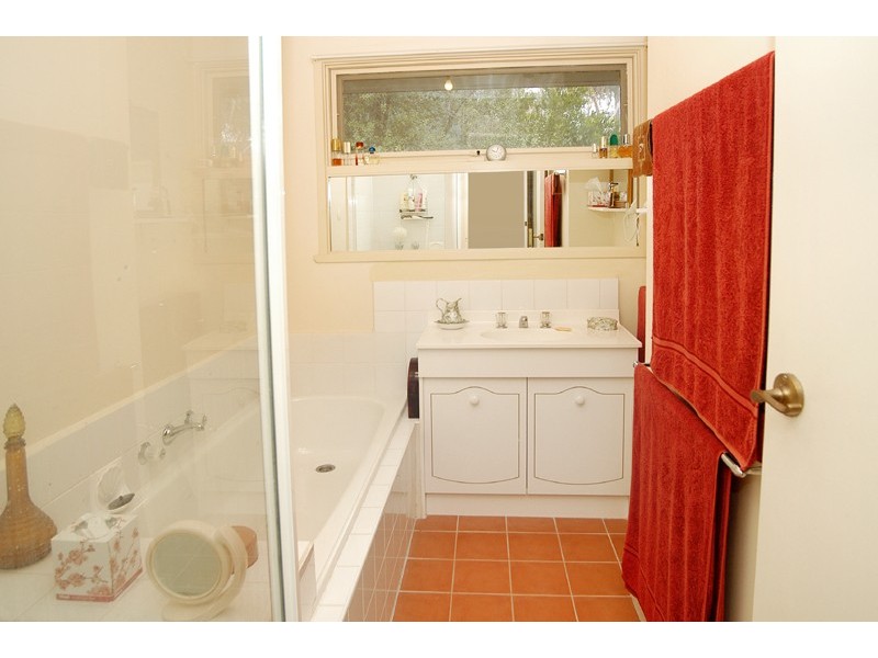 4/8 Fernside Avenue, Briar Hill VIC 3088