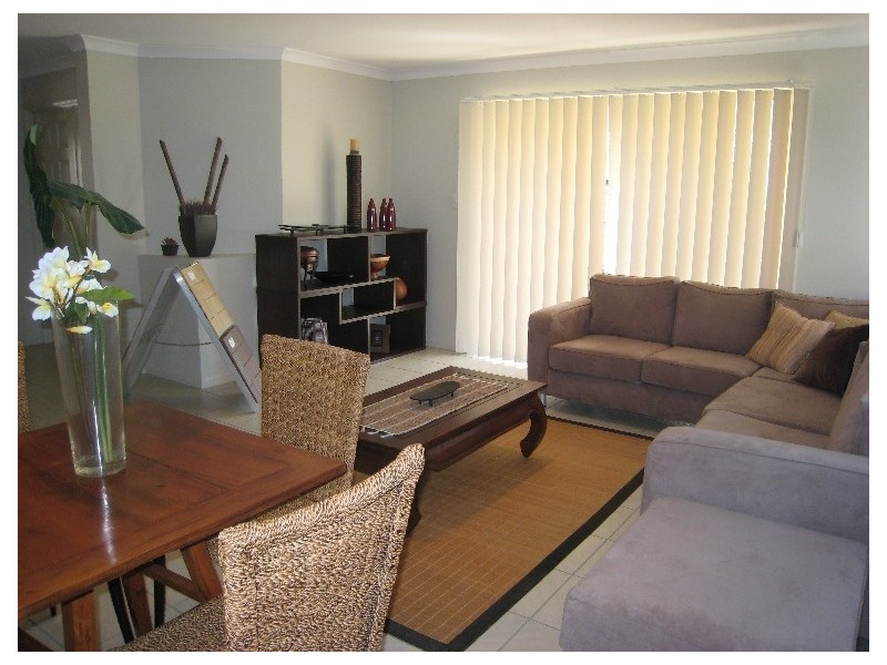 4 Coochin Lane, Pacific Pines QLD 4211