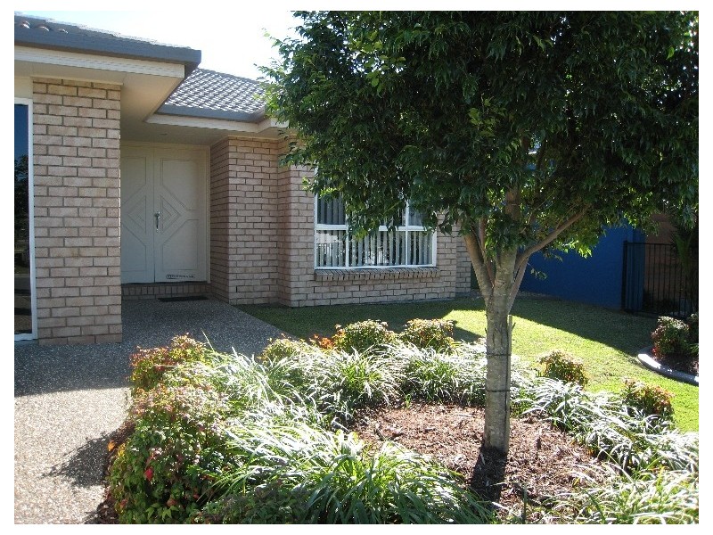 4 Coochin Lane, Pacific Pines QLD 4211