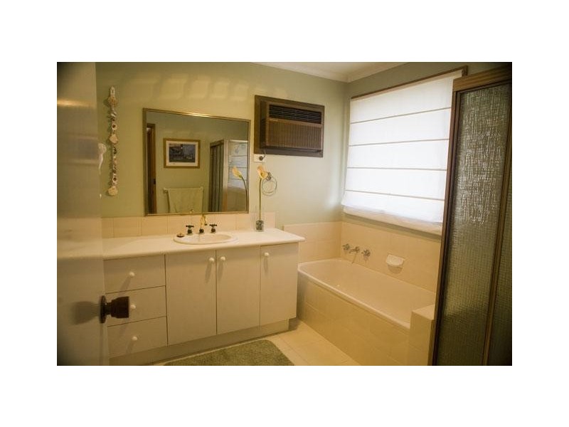 2 Earlston Square, Berwick VIC 3806