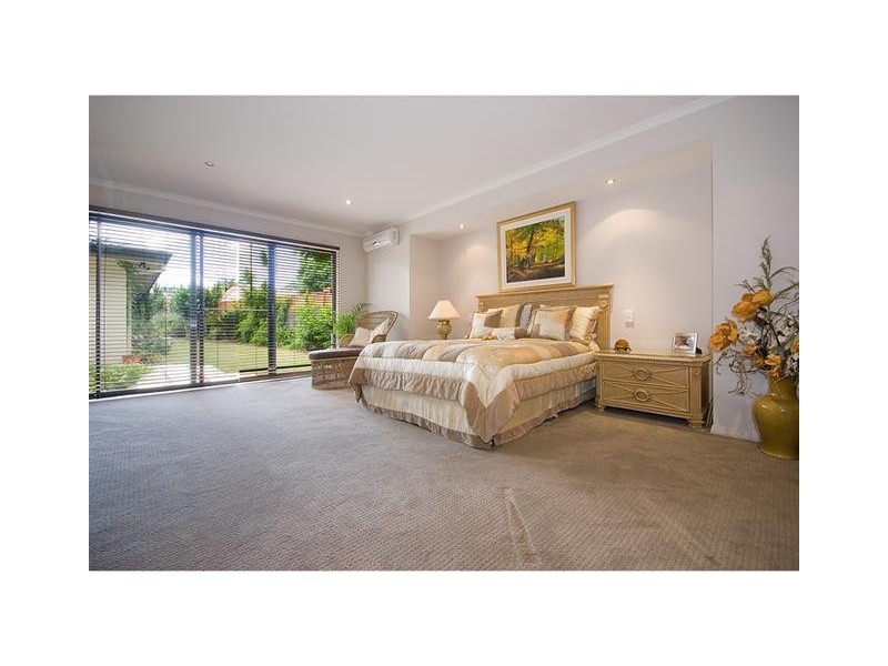 35 Holland Court, Broadbeach Waters QLD 4218