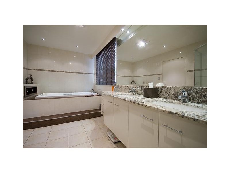 35 Holland Court, Broadbeach Waters QLD 4218