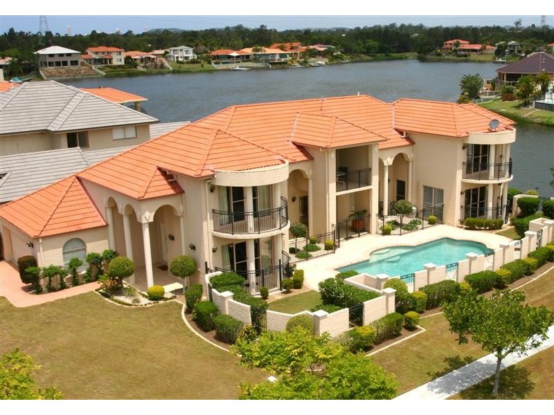 33 Bollard Circuit, Clear Island Waters QLD 4226