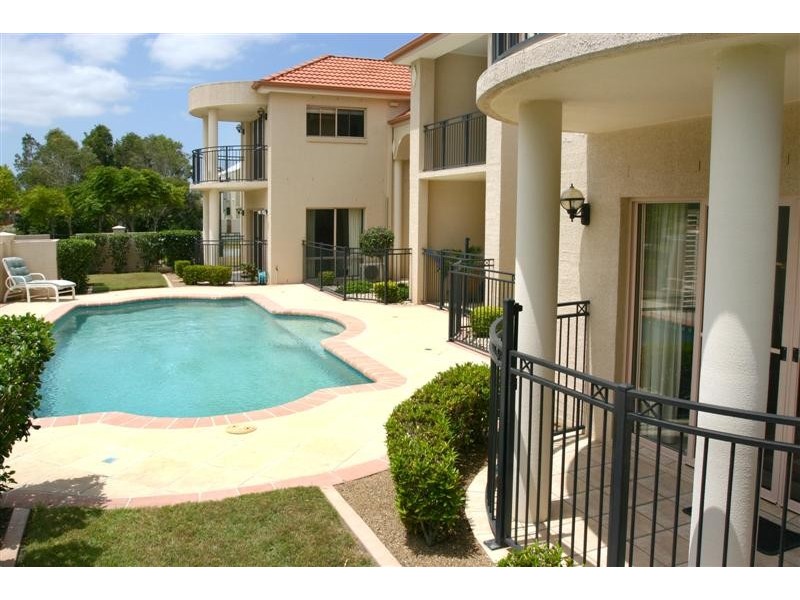 33 Bollard Circuit, Clear Island Waters QLD 4226