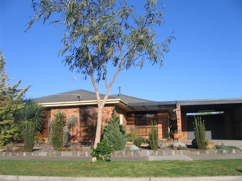 18 Pollywoodside Drive, Altona Meadows VIC 3028