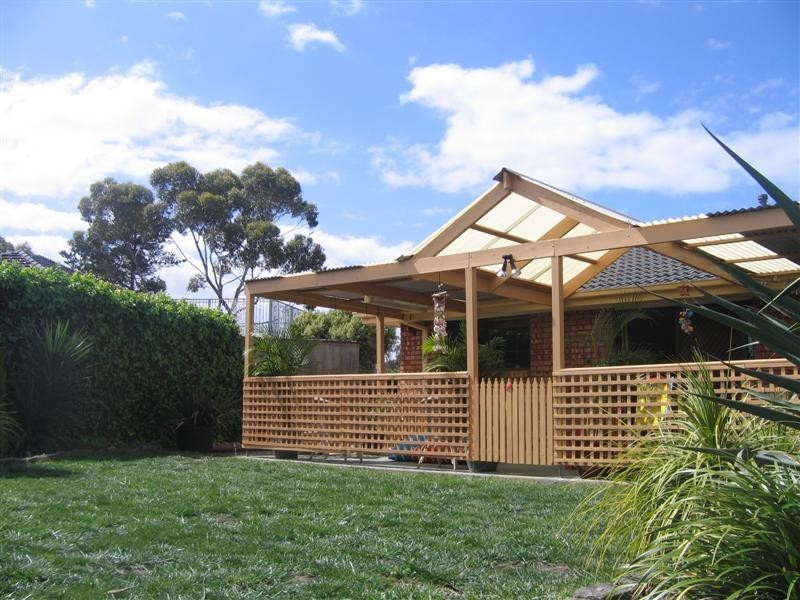 18 Pollywoodside Drive, Altona Meadows VIC 3028