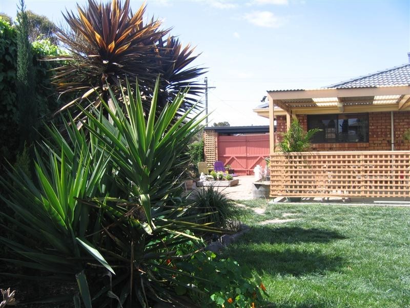 18 Pollywoodside Drive, Altona Meadows VIC 3028