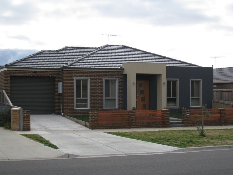 2/76 Charter Road West, Sunbury VIC 3429