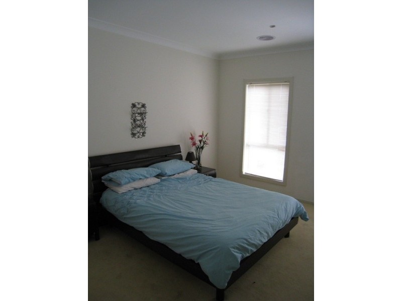 2/76 Charter Road West, Sunbury VIC 3429