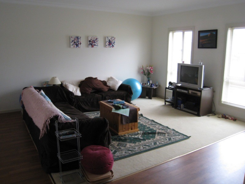 2/76 Charter Road West, Sunbury VIC 3429