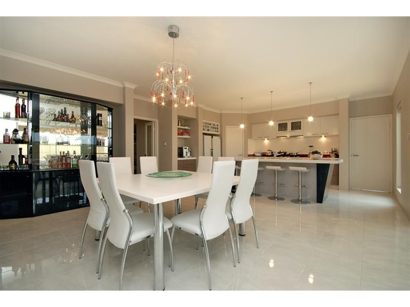 8 Regal Way, Madeley WA 6065