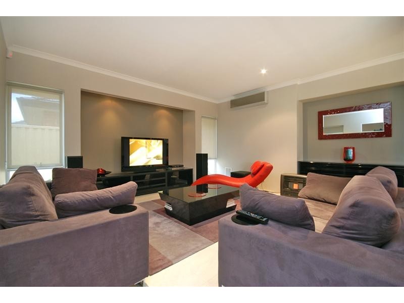 8 Regal Way, Madeley WA 6065