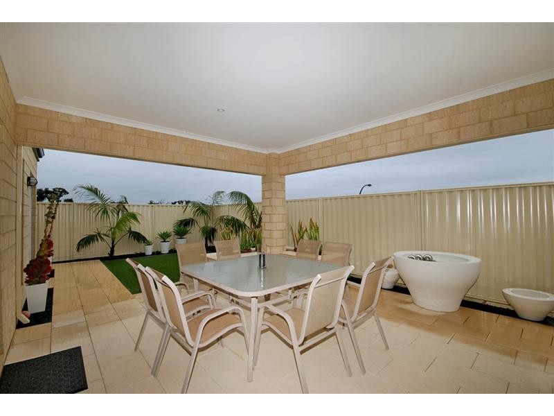 8 Regal Way, Madeley WA 6065