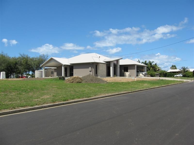 2 Dickinson Street, Burnett Heads QLD 4670