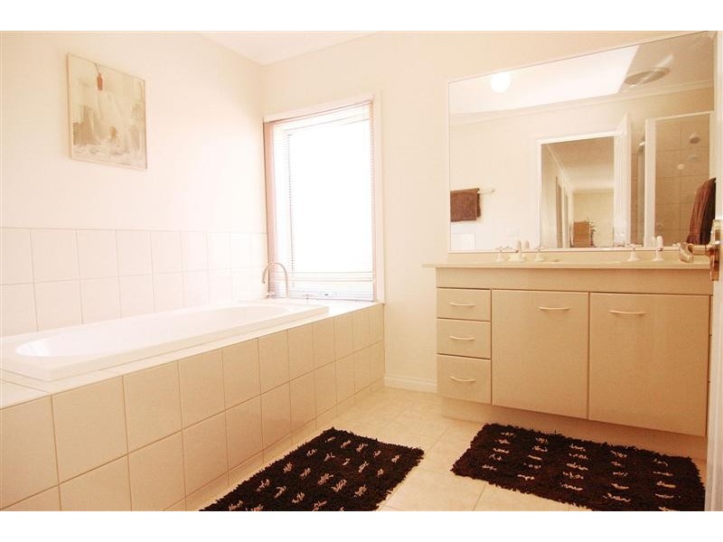 12 Dunscombe Close, Rowville VIC 3178