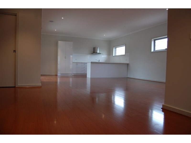 1/10 Kinnane Crescent, Sunshine VIC 3020