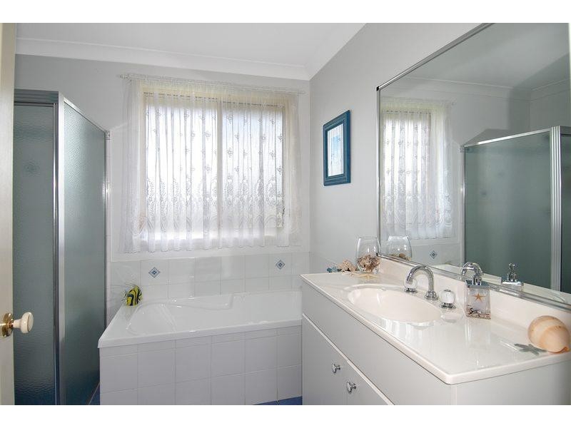 1 Ashbury Ave, Horsley NSW 2530