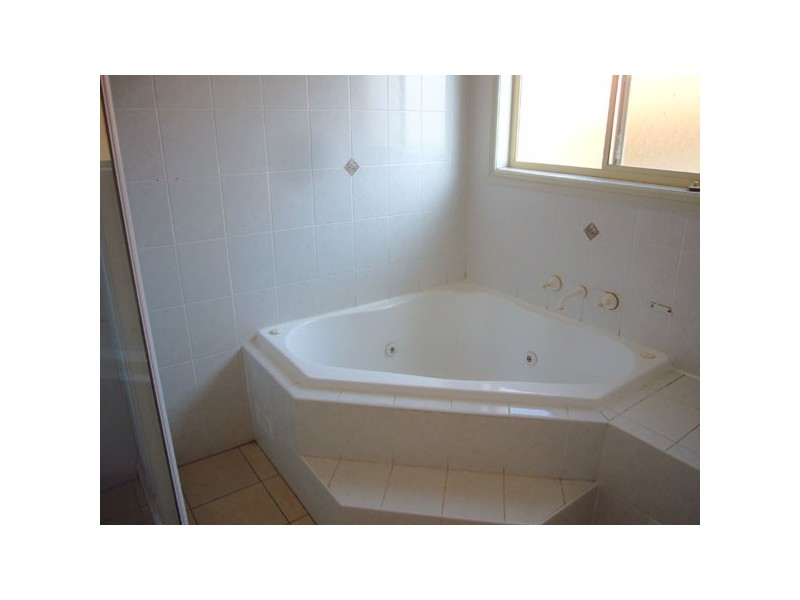 18 Lakewood Terrace, Glenmore Park NSW 2745