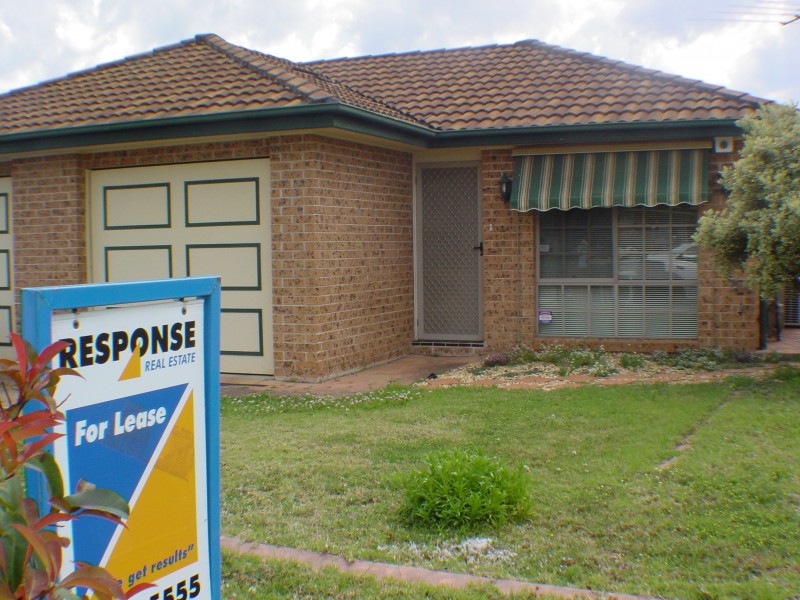 2/3 Tharkinna Close, Cranebrook NSW 2749