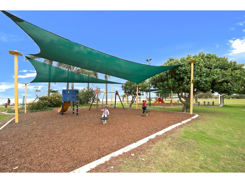 190 Hornibrook Esplanade Absolute Waterfront, Woody Point QLD 4019