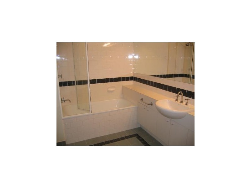 1/2 Moore Street, Southbank VIC 3006