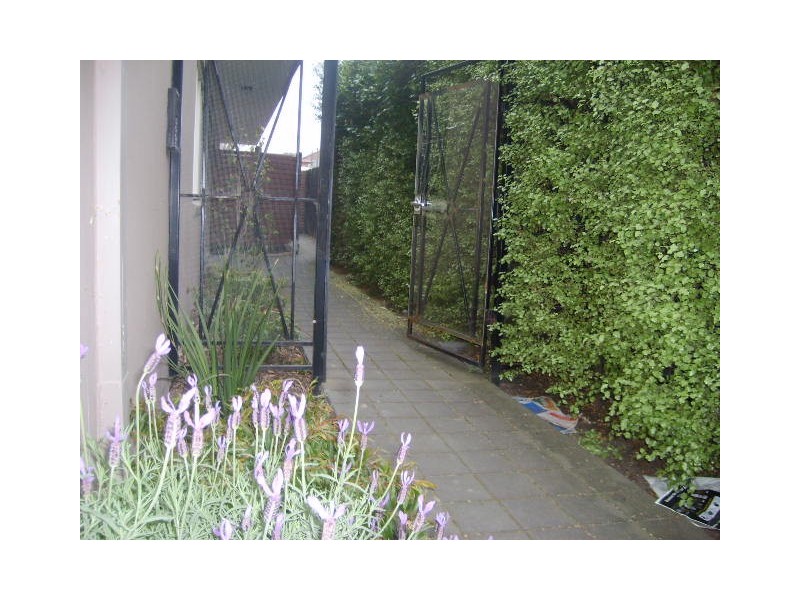 2/40 Gourlay Street, St Kilda East VIC 3183