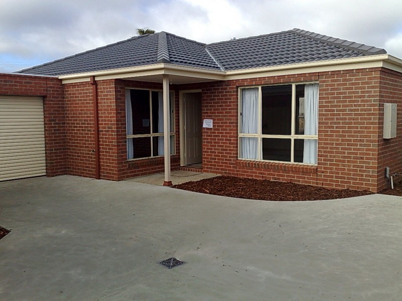 2/4 Francis Avenue, Newcomb VIC 3219