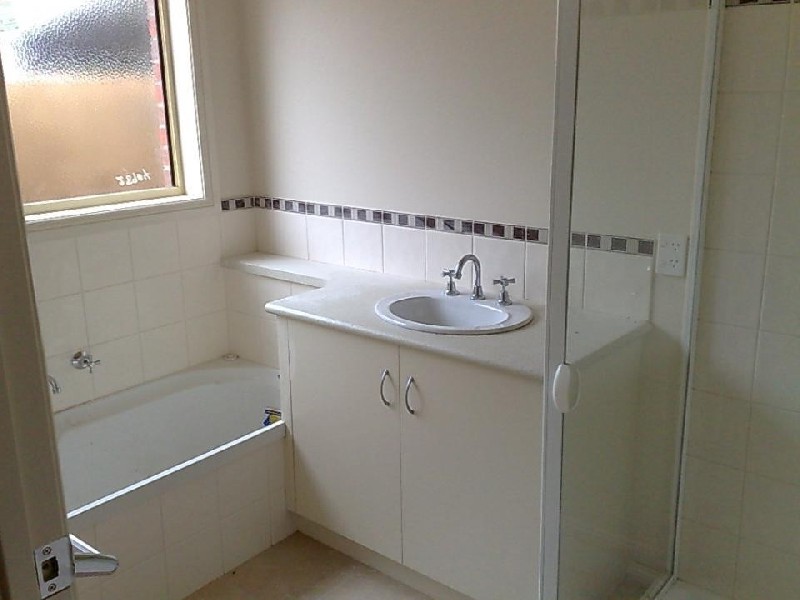 2/4 Francis Avenue, Newcomb VIC 3219