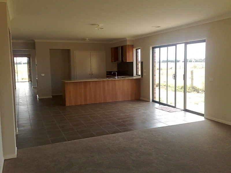 82 Grove Road, Grovedale VIC 3216