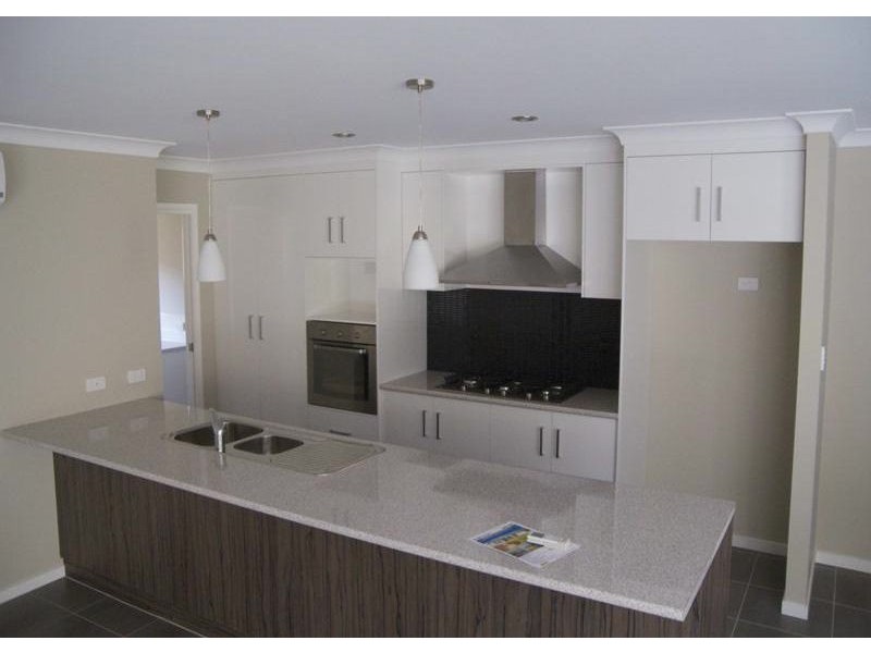 6 Faraday Cr, Pacific Pines QLD 4211