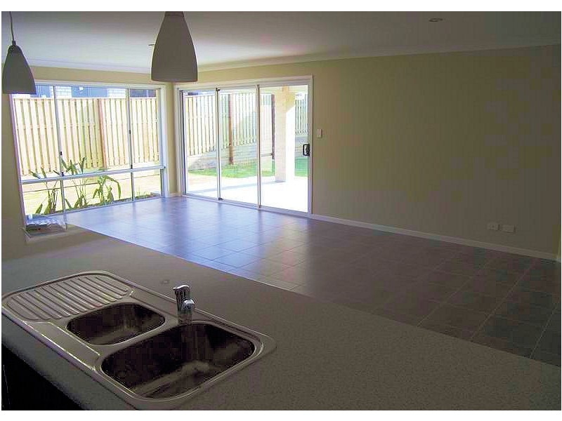 6 Faraday Cr, Pacific Pines QLD 4211