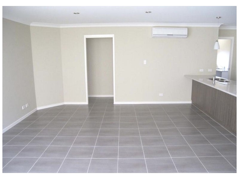 6 Faraday Cr, Pacific Pines QLD 4211