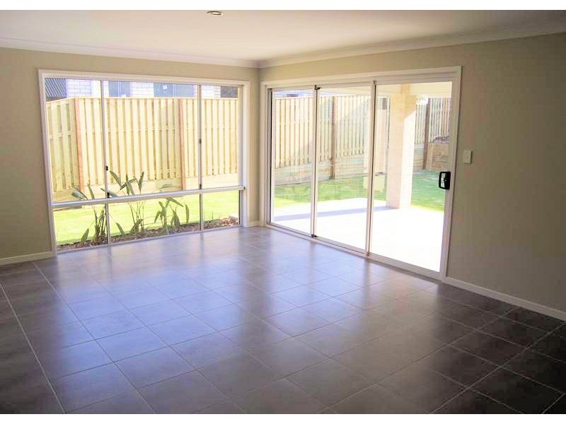 6 Faraday Cr, Pacific Pines QLD 4211