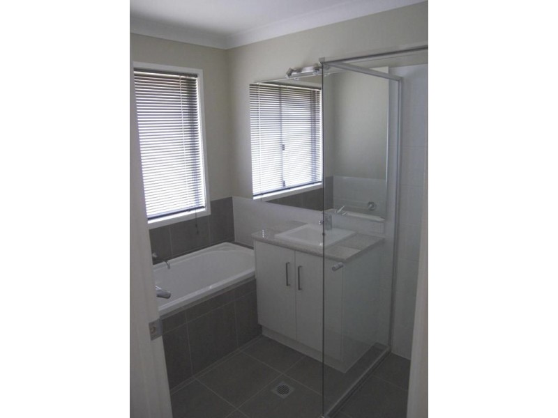 6 Faraday Cr, Pacific Pines QLD 4211