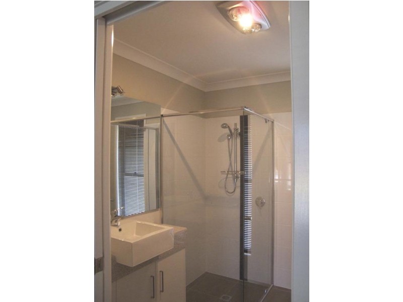 6 Faraday Cr, Pacific Pines QLD 4211